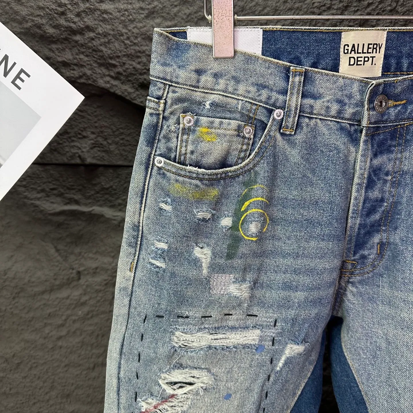 P300 GALLERY DEPT. 2025 New Retro Splashed Ink Hole Stitching Seams Couple Style Loose Bootcut Jeans 🔥High Version🔥High Version🔥 Top Ceiling Quality Styles with different washed textures are very friendly to people with thin legs and thick legs. The loose version of the bootcut is very flattering to the leg shape. Moderate length that never goes out of style, easy and casual to match, basic styling for various styles, a must-have in the wardrobe! The fabric is stiff but also makes the upper body soft without losing texture. The washing process is even more perfect. It is a must-have item for everyone! ! ! Washed wheat, hang tag, pants label, three complete labels, color: blue, size: 28, 30, 32, 34, 36 (five sizes)